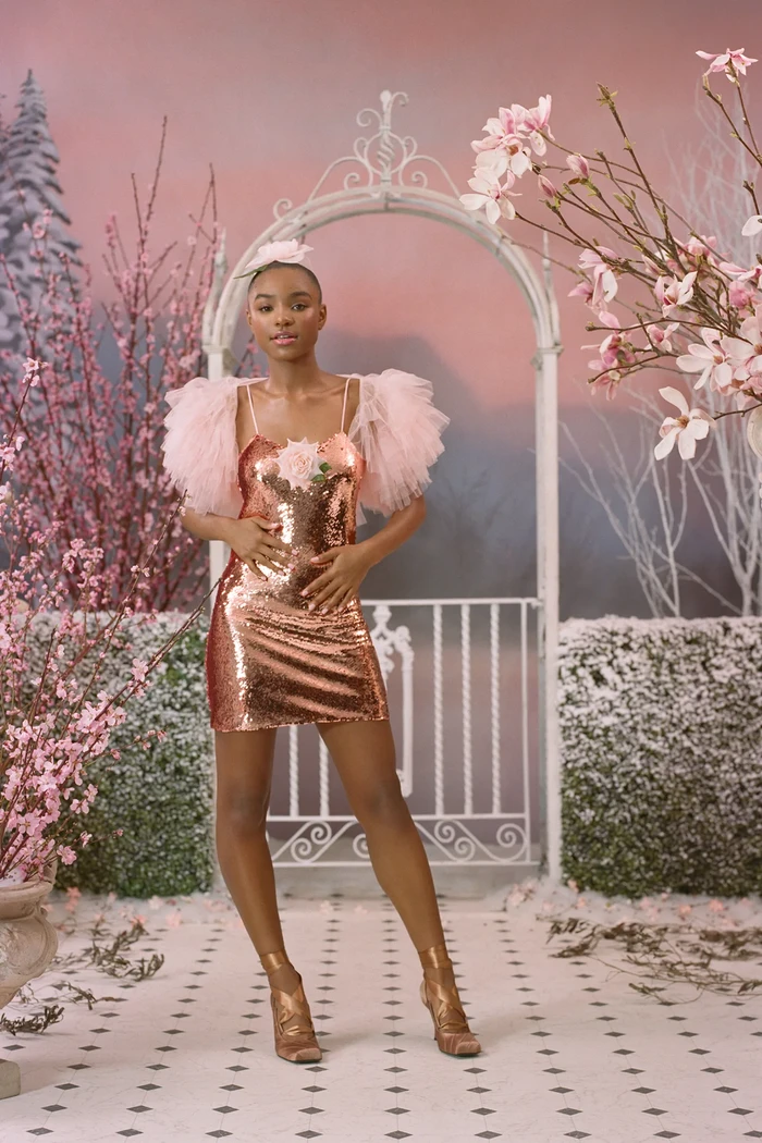 Tak hanya didominasi gaun yang dramatis, koleksi Rodarte ini juga menawarkan party dress seperti yang dikenakan oleh Saniyya Sidney. Aktris yang memerankan petenis Venus Williams semasa muda di film King Richard. Foto: Daria Kobayashi Ritch / Courtesy of Rodarte