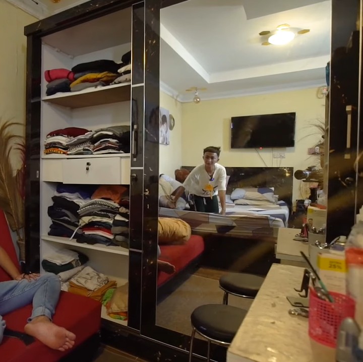 <p>Kamar Sesen ada di lantai atas nih. Kamar pria 29 tahun ini terlihat sangat elegan dan rapi. Tampak hiasan foto-foto keluarga Raffi Ahmad di sana. (Foto: YouTube Rans Entertainment)</p>