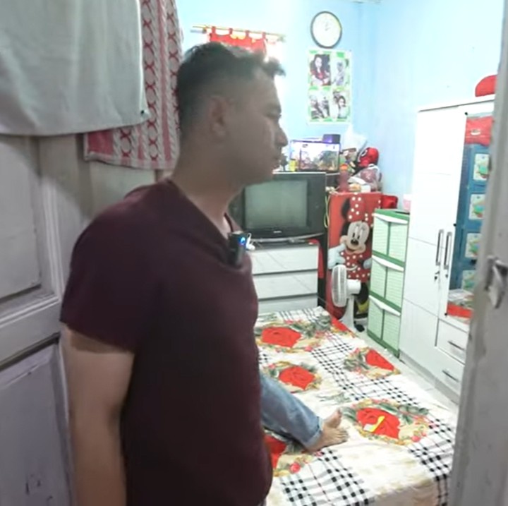 <p>Rumah milik Sesen ini sudah ditempatinya sejak kecil. Ia lalu merenovasi rumah untuk tempat tinggal keluarganya. (Foto: YouTube Rans Entertainment)</p>