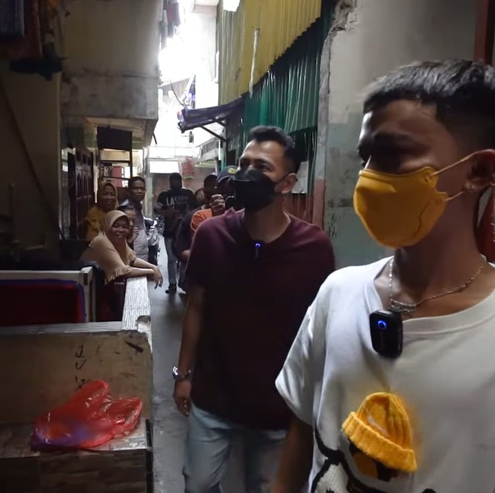 <p>Rumah milik asisten Raffi Ahmad ini terletak di gang sempit, Bunda. Untuk menjangkaunya, Raffi Ahmad harus berjalan kaki karena mobil tidak bisa masuk. (Foto: YouTube Rans Entertainment)</p>