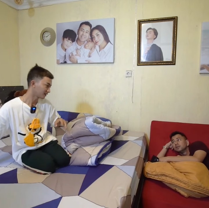 <p>Tempat tidur Sesen cukup besar, Bunda. Di sebelah tempat tidur, ada sofa merah yang juga ukurannya besar. (Foto: YouTube Rans Entertainment)</p>