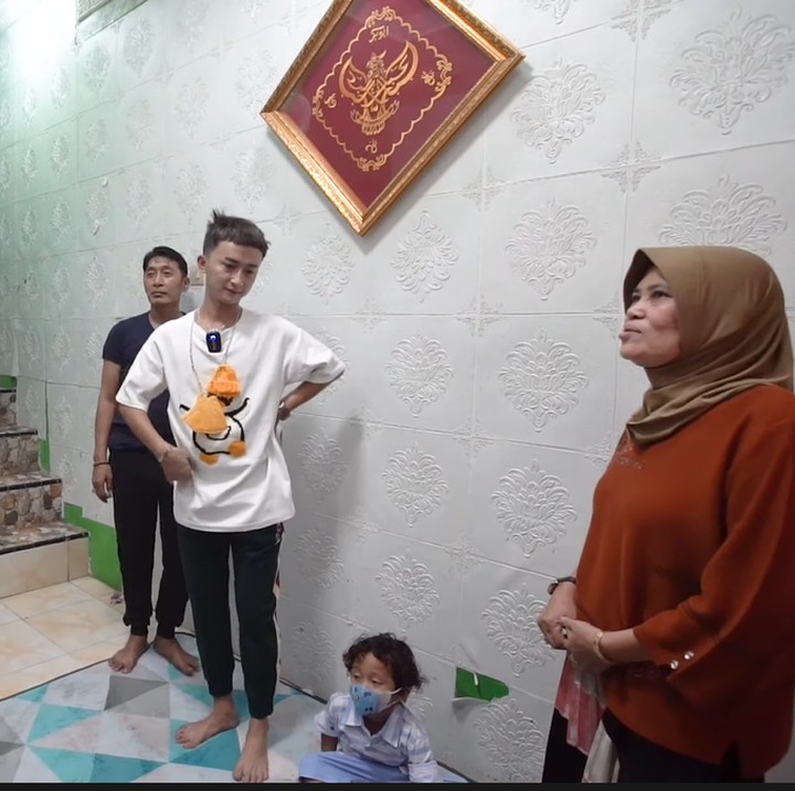 <p>Baru-baru ini, Raffi Ahmad terlihat mengunjungi rumah asistennya, Sesen. Rumah Sesen berada di daerah Jembatan Besi, Jakarta Barat. (Foto: YouTube Rans Entertainment)</p>