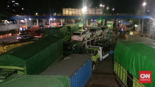 Asosiasi Logistik memastikan biaya jasa logistik akan ikut naik seiring dengan penyesuian harga BBM jenis pertalite, solar subsidi dan pertamax.