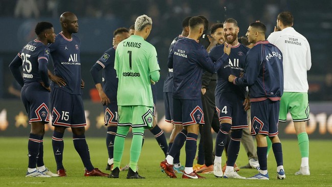 Lionel Messi mengantar Paris Saint-Germain (PSG) juara Liga Prancis usai bermain imbang 1-1 dengan RC Lens pada matchday ke-34, Minggu (24/4) dini hari WIB.