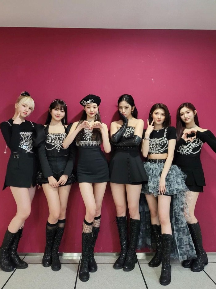 Terakhir adalah tampilan elegant dan glamour IVE dalam balutan gaun hitam dengan aksen silver sebagai detail kostum yang menambahkan kesan mewah. Cantik maksimal banget, Beauties!/ Foto: instagram.com/ivestarship