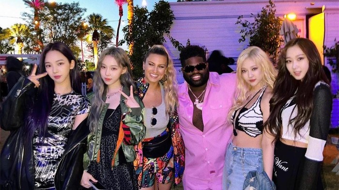Anggota aespa juga pamer foto bareng dengan dua musisi ternama Amerika, yaitu Tori Kelly dan Pink Sweat$. Keakraban mereka disambut hangat oleh penggemar./ Foto: instagram.com/aespa_official