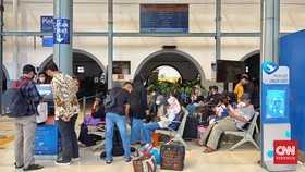 Ribuan Pemudik Mulai Menumpuk di Stasiun Pasar Senen