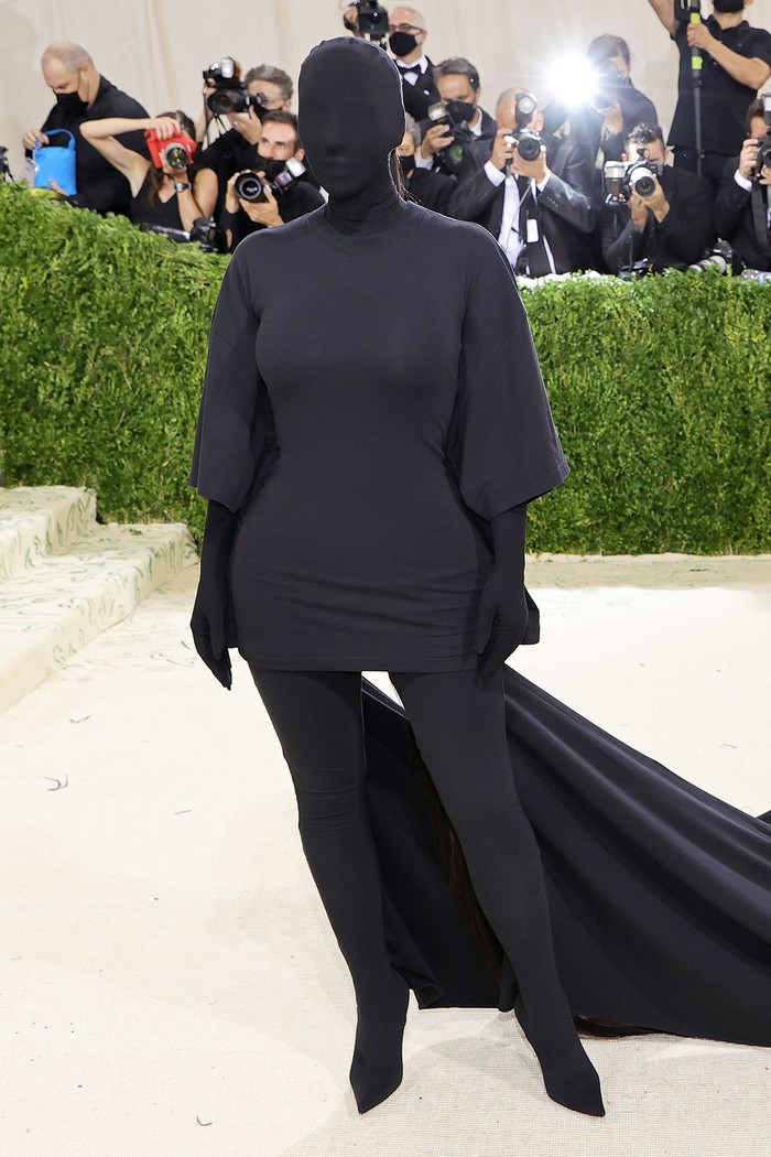 Beauties, siapa yang bisa melupakan kostum Kim Kardashian di Met Gala 2021 ini? Busana edgy karya Demna Gvasalia dari Balenciaga itu muncul di mana-mana sebagai meme. Foto: pinterest.com/People