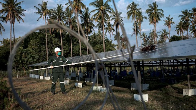 Sebagai ujung tombak BUMN di sektor energi dalam penurunan emisi karbon di Indonesia, PT PLN menegaskan komitmennya melalui peta jalan di sektor kelistrikan.