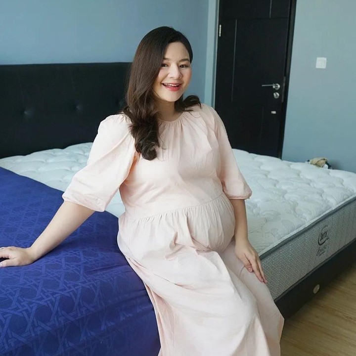 <p>Calon ibu dua anak yang satu ini tampaknya awet muda, ya Bunda. Di kehamilan keduanya, Eriska tetap tampil cantik dan anggun meski berat badannya bertambah seiring dengan usia kehamilan. (Foto: Instagram @eriskarein)</p>