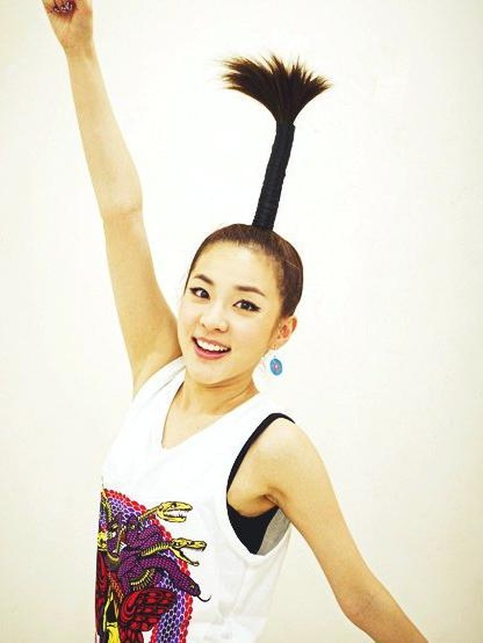 Dara eks '2NE1' terkenal dengan gaya rambut yang unik dan menarik perhatian. Mulai dari mencukur rambut di single ‘I Love U’ hingga bentuk pohon palem yang ikonik./ Foto: twitter.com/bestofdara
