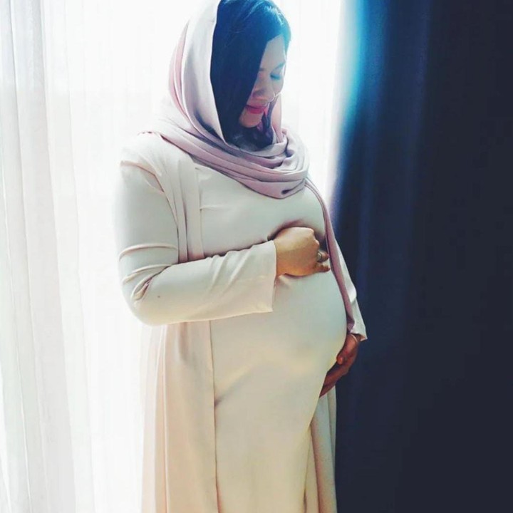 <p>Dengan gaya sederhananya, ibu satu anak ini tampil cantik dan menawan, ya Bunda. (Foto: Instagram @eriskarein)</p>