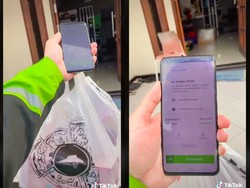 Ngakak! Driver Ojol Ikutan Karaoke saat Antar Makanan ke Rumah Kustomer