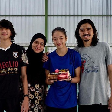 8 Potret Kesederhanan Keluarga Duta Sheila On 7, Hangat & Bersahaja