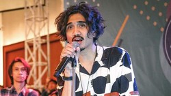 Heboh Video Duta SO7 Sapa Fans Usai Salat Ied, Warganet Salfok Ponsel Jadul