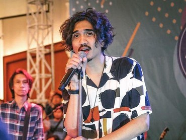 Terungkap Ponsel Jadul yang Masih Dipakai Duta Sheila On 7 Hingga Sekarang