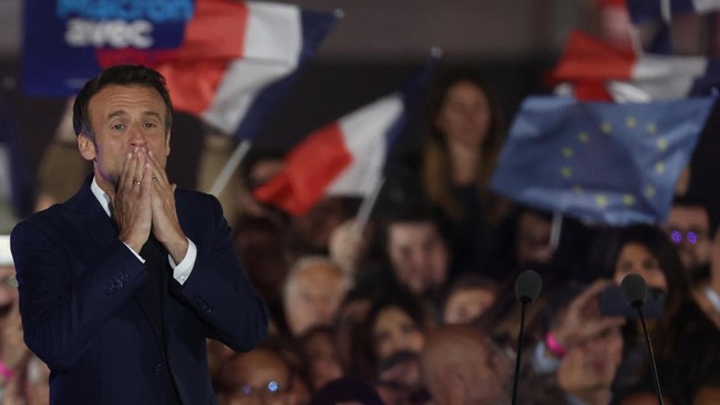 Presiden Prancis, Emmanuel Macron, berjanji akan mengintensifkan pengiriman pasokan senjata ke Ukraina menyusul invasi Rusia yang masih berlangsung.