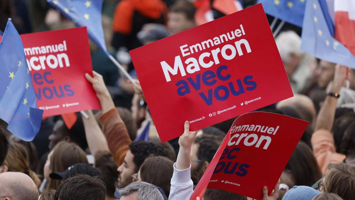 FOTO: Pekik Bahagia Pendukung Macron Usai Menang Pemilu Prancis Lagi