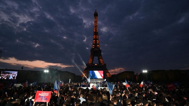 FOTO: Pekik Bahagia Pendukung Macron Usai Menang Pemilu Prancis Lagi
