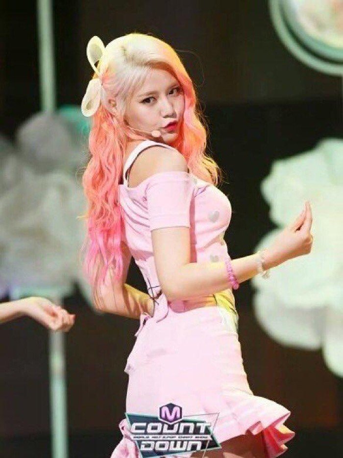 Hyejeong AoA juga ciptakan trend rambut blonde berwarna permen kapas. Rambut panjang Hyejeong terlihat menggemaskan, dengan paduan warna cream dan pink./ Foto: twitter.com/kpophairstyles