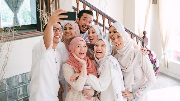 Ilustrasi Lebaran Hari raya malay muslim family in traditional clothing bonding family reunion on Hari Raya Aidilfitri / Eid-Ul-Fitr celebration in living room