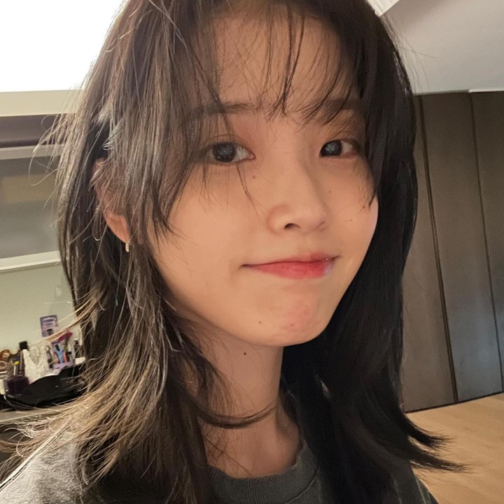 <p>Bunda yang menyukai gaya natural, bisa coba gaya rambut pendek ala IU. Potongan<em> messy hair</em> memberi kesan lebih santai dan kasual. Foto: Instagram @dlwlrma)</p>