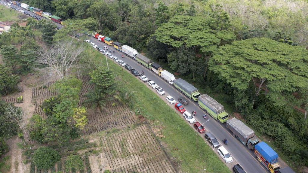 Macet Parah Jalur Lintas Palembang-Jambi Gara-gara Truk Patah As