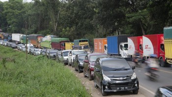 Sejumlah kendaraan terjebak kemacetan di Jalan Lintas Timur (Jalintim) Palembang-Jambi di Banyuasin, Sumatera Selatan, Minggu (24/4/2022).