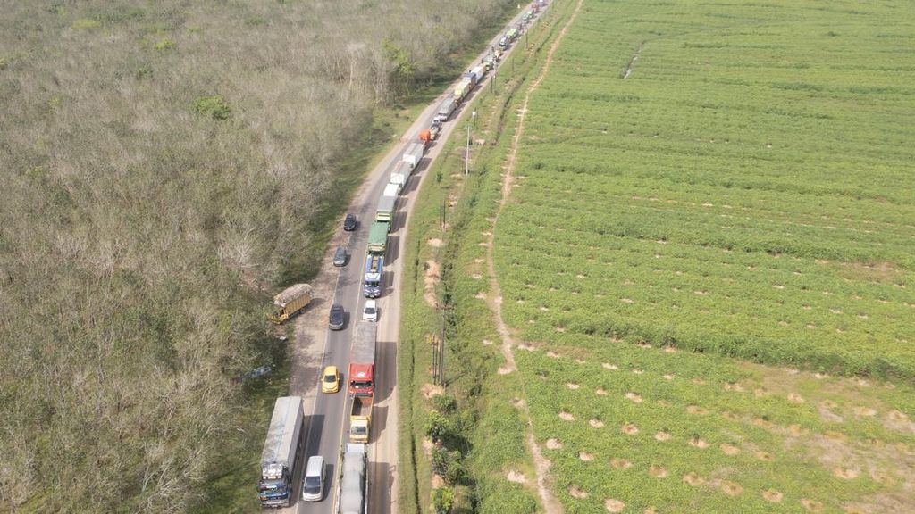 Macet Mengerikan, Jalintim Jambi-Palembang Ditutup