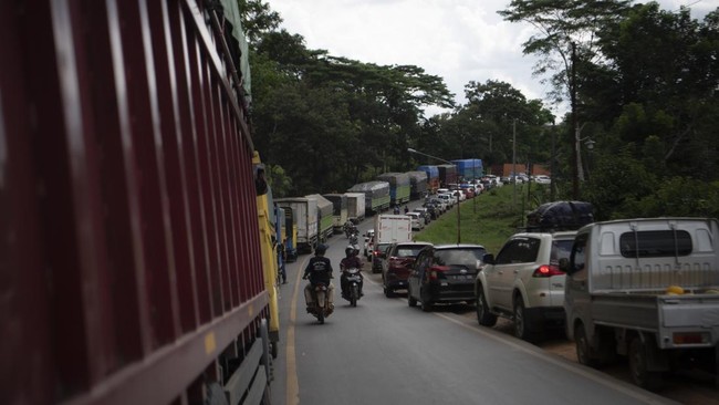 Jalan lintas Sumatera menghubungkan Jambi-Padang di dekat Simpang Ratu Balqis Desa Sirih Sekapur, Kabupaten Bungo, Jambi, Minggu (2/3) siang, lumpuh total.