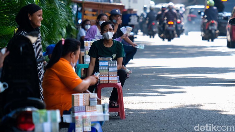 Jasa penukaran uang baru mulai marak di Jalan Bintaro Utama, Kecamatan Pesanggrahan, Jakarta Selatan, Senin (25/4/2022).