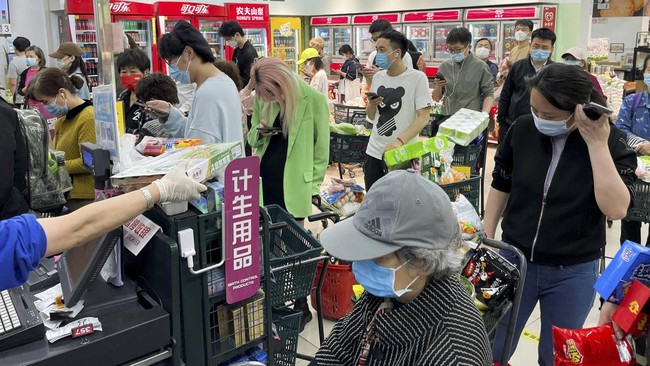 Fenomena panic buying muncul di distrik Chaoyang, Beijing, China, lantaran warga takut pemerintah terapkan lockdown redam kasus Covid.