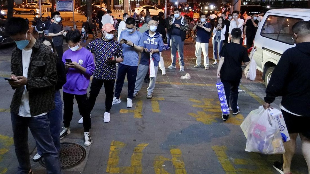 FOTO: Warga China Panic Buying Timbun Bahan Pokok Jelang Lockdown