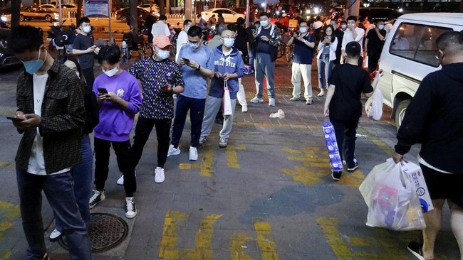 Pengecekan tes Covid hampir menjadi kegiatan rutin harian di Beijing semenjak seluruh warga Shanghai dikurung paksa akibat kenaikan kasus.