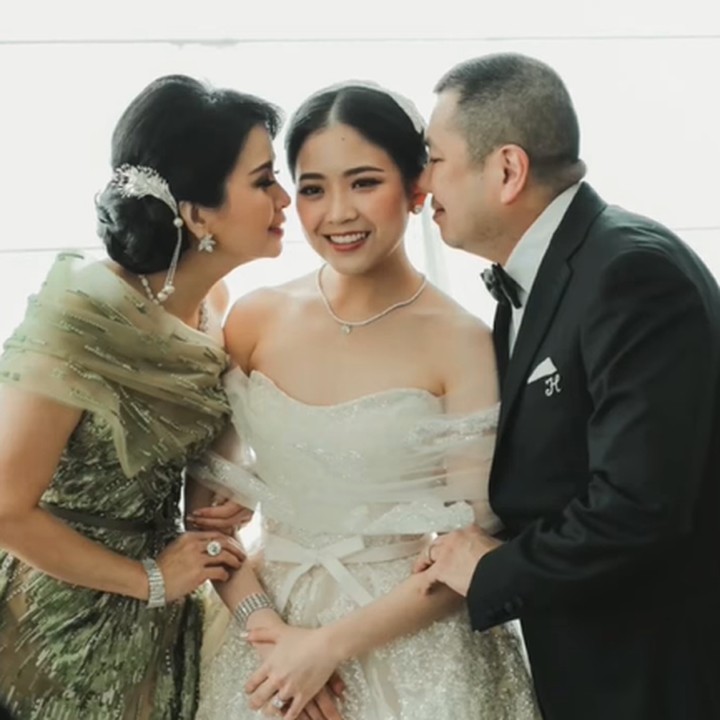 <p>Jessica merupakan anak ketiga dari lima bersaudara di keluarga Tanoesoedibjo. Pernikahan Jessica tak luput membuat orang tuanya merasa haru ketika harus melepasnya pergi. Jessica merasa tersentuh ketika digandeng oleh orang tuanya saat berjalan menuju altar pemberkatan. (Foto: Instagram @liliana_tanoesoedibjo)</p>
