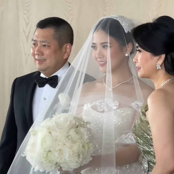 <p>Sebelum melangkah ke pelaminan, Jessica terlebih dahulu mengabadikan foto bersama Ayah dan Bunda. (Foto: Instagram @liliana_tanoesoedibjo)</p>