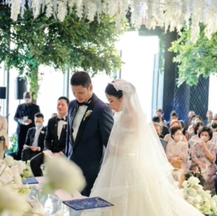 <p>Jessica melakukan pemberkatan bersama suaminya, Jonathan Natakusuma, yang juga merupakan putra konglomerat di bidang media. (Foto: Instagram @liliana_tanoesoedibjo)</p>