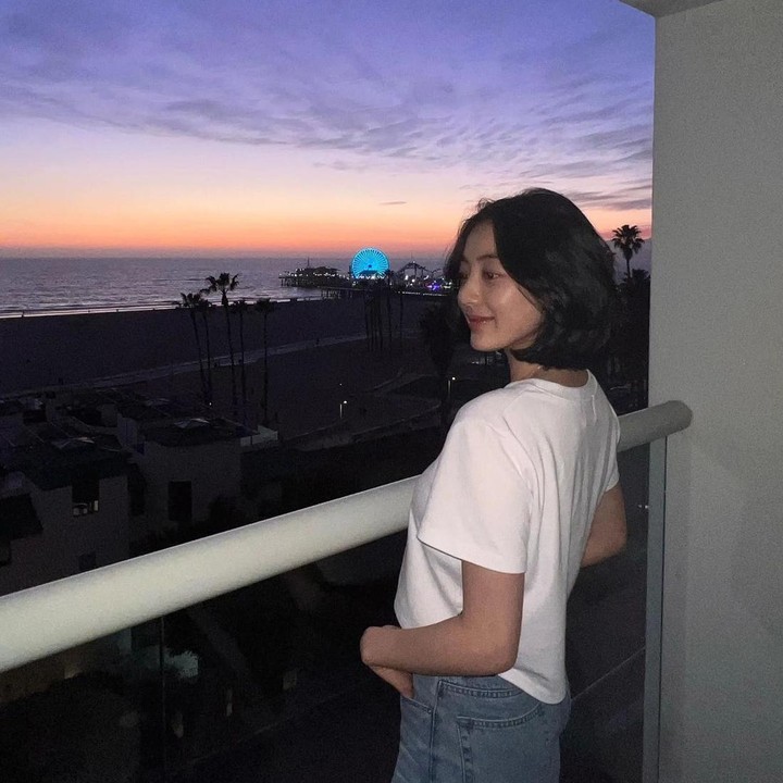 <p>Untuk gaya lebih elegan, Bunda juga bisa menata rambut pendek dengan aksen bob seperti Jihyo Twice. Bikin penampilan tampak lebih <em>sleek</em> dan anggun, nih! (Foto: Instagram @twicetagram)</p>