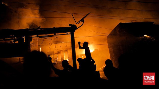 Kebakaran di kawasan Pasar Gembrong pada Minggu (24/4) malam berawal dari arus pendek di sebuah rumah, yang apinya membesar dan merembet dengan cepat.