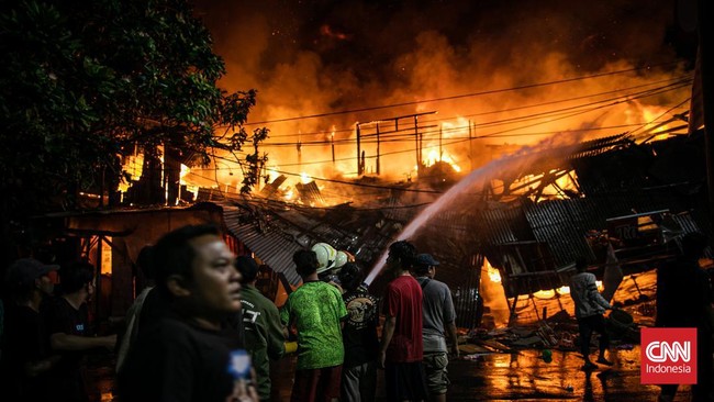 Pedagang yang tergabung dalam IKAPPI ikut memantau perkembangan di lapangan usai kebakaran Pasar Gembroong di Jaktim, Minggu (24/4).