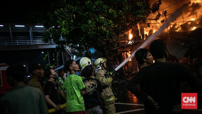 Kebakaran di permukiman warga daerah Kebayoran Lama, Jakarta Selatan, berdampak pada 30 keluarga atau 70 jiwa.
