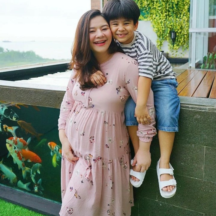 <p>Kedekatan Eriska bersama dengan putra pertamanya, Mikhail Zayn Muhsin yang sebentar lagi menjadi seorang kakak, nih Bunda. (Foto: Instagram @eriskarein)</p>