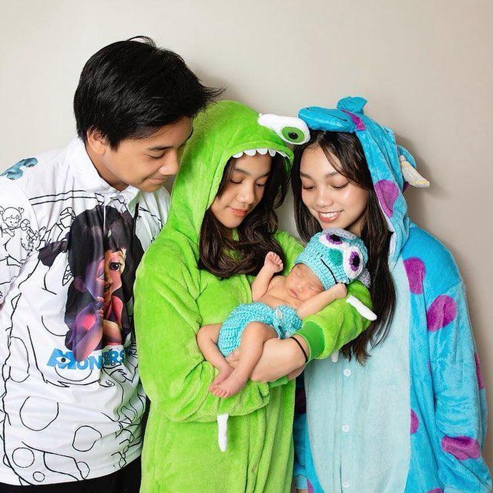 <p>Keseruan Naura bersama adik-adiknya juga terasa ketika mereka bermain pesta kostum dengan Si Kecil. Bikin gemas, nih! (Foto: Instagram @riafinola)</p>