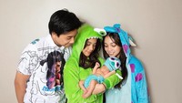 <p>Keseruan Naura bersama adik-adiknya juga terasa ketika mereka bermain pesta kostum dengan Si Kecil. Bikin gemas, nih! (Foto: Instagram @riafinola)</p>