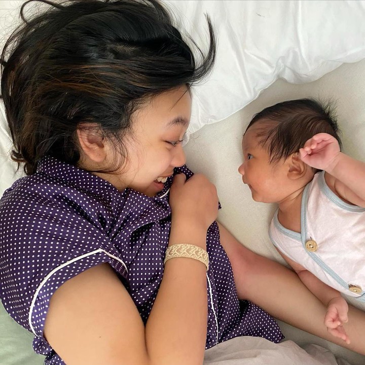 <p>Baby Nakeya memiliki tempat tersendiri di hati Naura Ayu, putri sulung Riafinola. Meski terpaut usia 15 tahun, Naura sangat menyayangi adik bungsunya. (Foto: Instagram @riafinola)</p>