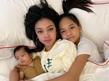 So Sweet! 5 Potret Naura Momong Adik Bungsunya yang Selisih Usia 15 Tahun