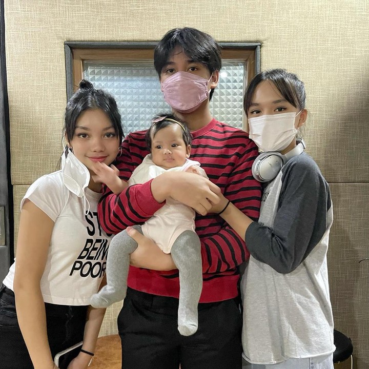 <p>Bayi yang lahir pada 26 November 2021 itu langsung menjadi kesayangan para kakak, nih. (Foto: Instagram @riafinola)</p>