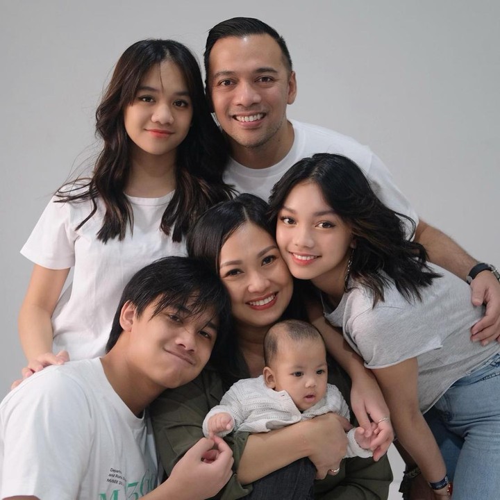 <p>Keluarga Riafinola dan Baldy semakin lengkap dengan kehadiran anak keempat, Aladya Odetta Nakeya Ayu. (Foto: Instagram @riafinola)</p>