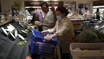 Kenaikan kasus Covid-19 di ibu kota China, Beijing, mendorong kekhawatiran akan penguncian (lockdown) yang ketat. Hal ini memicu panic buying di kalangan warga. (AP/Andy Wong)