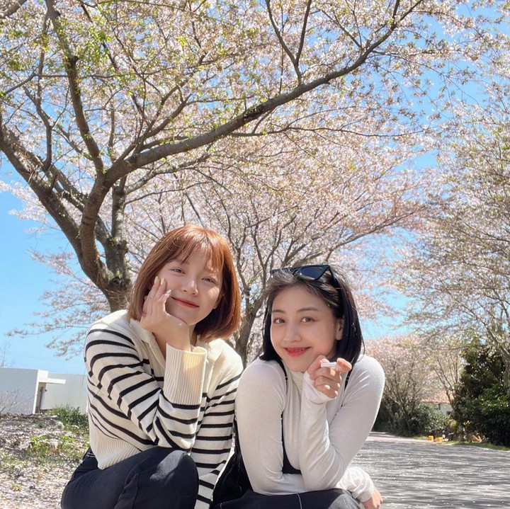 <p>Bintang drama Korea <em>Business Proposal </em>sekaligus eks member Gugudan, Kim Se Jeong, juga ikut meramaikan tren rambut pendek, nih. Bunda bisa coba gaya Kim Se Jeong dengan warna cokelat terang. (Foto: Instagram @clean_0828)</p>